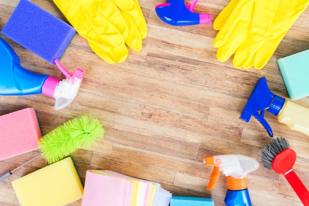Concetto di pulizia di primavera spray colorati boccette e telaio in gomma