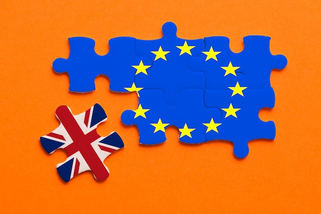 Concetto di puzzle Brexit sull'arancio.