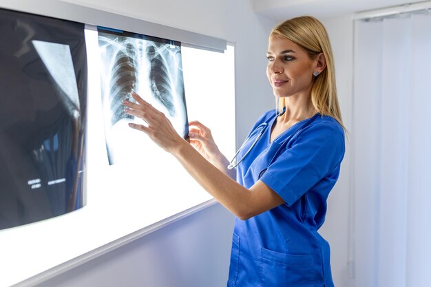 concetto di radiologia e medicina medico che spiega i risultati della scansione polmonare sullo schermo al paziente anziano