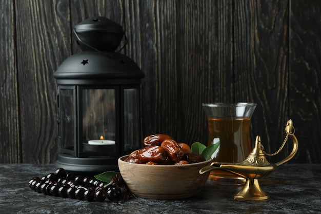 Concetto di Ramadan con cibo e accessori contro un tavolo di legno