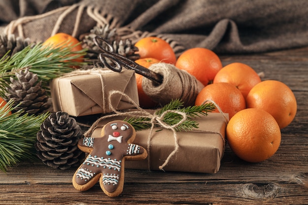 Concetto di regalo. Biscotti di panpepato con decorazione di glassa e confezione regalo