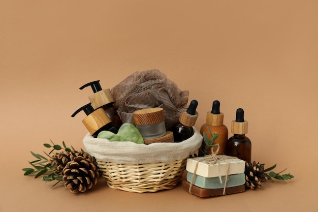 Concetto di regalo con cesto di cosmetici su fondo beige