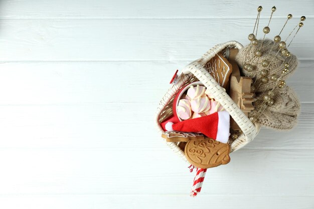 Concetto di regalo con cesto di Natale su fondo di legno bianco