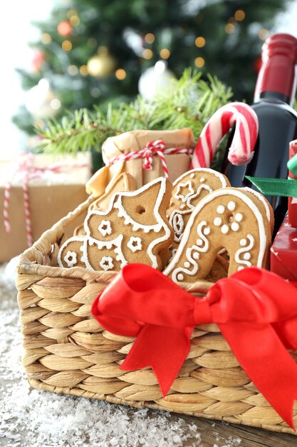 Concetto di regalo con cesto di Natale su tavola di legno bianco