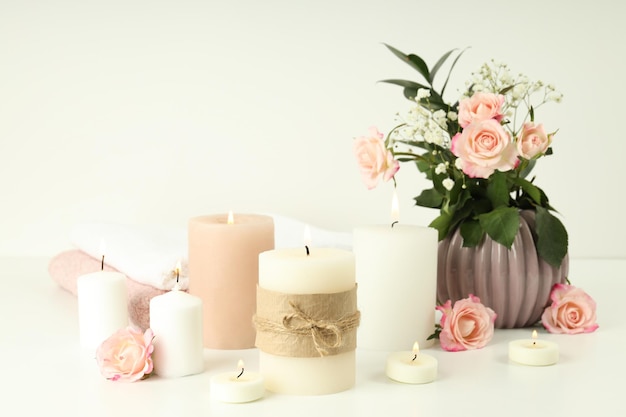 Concetto di relax con diverse candele aromatiche