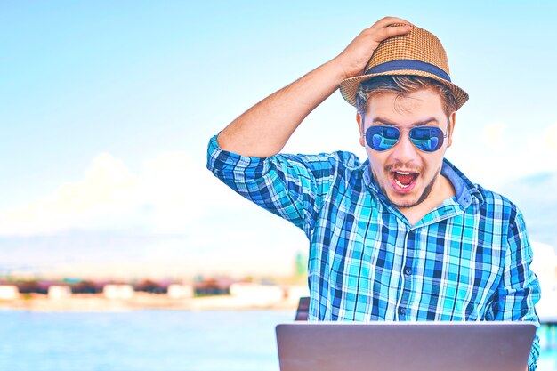 Concetto di relax in mare. L&#39;uomo sta lavorando in tempo libero. Il lavoro è duro in vacanza.