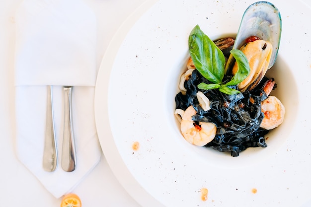 Concetto di ricetta di pasta nera di pesce ristorante. cucina tradizionale. cucina nazionale. deliziosa delicatezza.