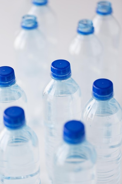 concetto di riciclaggio, alimentazione sana, industria, imballaggio e conservazione degli alimenti - primo piano di bottiglie di plastica con acqua potabile pura