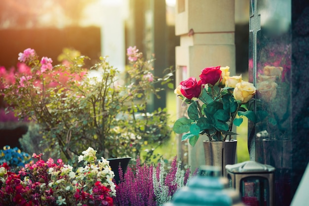 Concetto di ricordo Bouquet di rose su una tomba