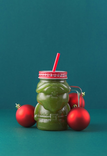 Concetto di rifiuti zero. Frullato verde della frutta sulla tavola blu in barattolo di vetro del Babbo Natale. Concetto di cibo sano e dieta