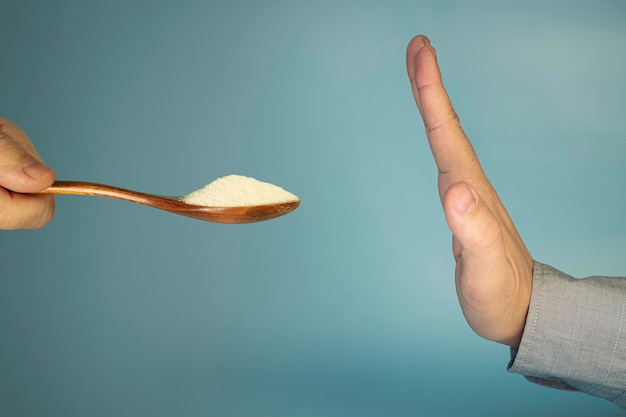 Concetto di rifiuto dei dolci Il gesto della mano di arresto è un simbolo di divieto Rifiuto dello zucchero