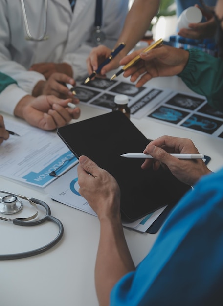 Concetto di riunione del team di rete di tecnologia medica Mano del medico che lavora smart phone moderna tavoletta digitale computer portatile grafico grafico interfaccia raggi di sole effetto foto