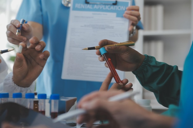 Concetto di riunione del team di rete di tecnologia medica Mano del medico che lavora smart phone moderna tavoletta digitale computer portatile grafico grafico interfaccia raggi di sole effetto foto