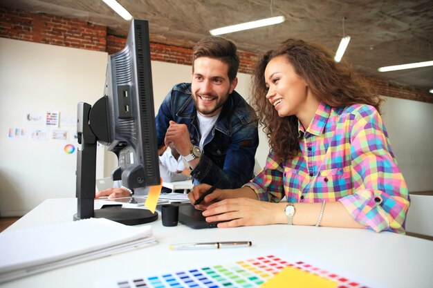 Concetto di riunione di brainstorming del lavoro di squadra di diversità di avvio.