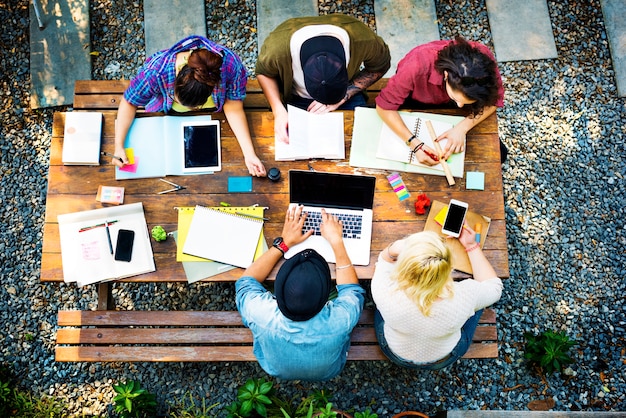 Concetto di riunione di brainstorming di lavoro di squadra di diversità all&#39;aperto