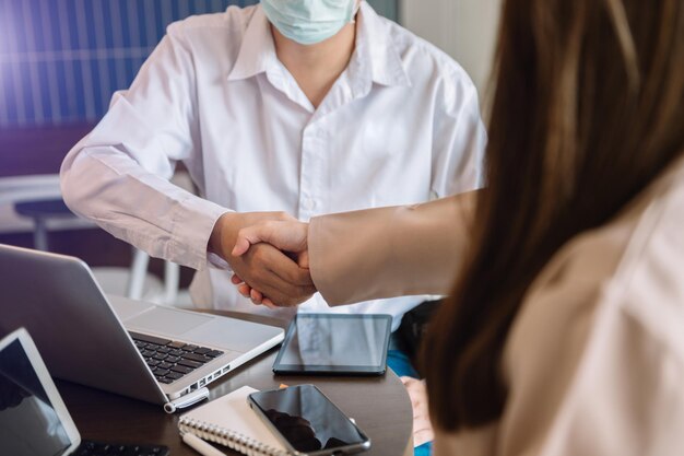 Concetto di riunione di partnership commerciale. Immagine stretta di mano degli uomini d'affari. Uomini d'affari di successo che stringono la mano dopo un buon affare.