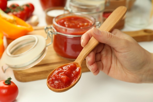 Concetto di salsa piccante con Adjika da vicino