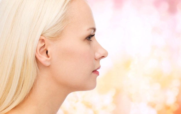 concetto di salute e bellezza - primo piano del viso pulito di una giovane e bella donna