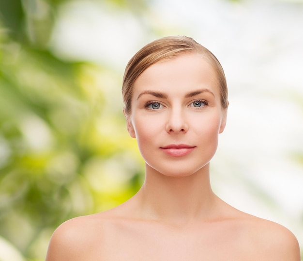 concetto di salute e bellezza - viso pulito di bella giovane donna