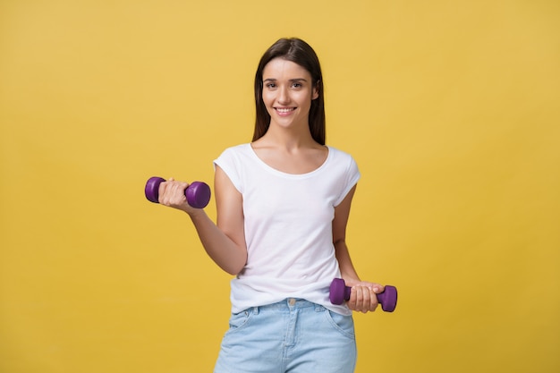 Concetto di salute e fitness: Colpo di una giovane donna bella e sportiva di sollevamento pesi