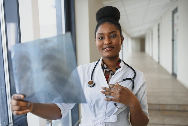 Concetto di salute e medicina dottoressa sorridente che studia i raggi x