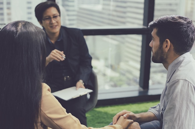 Concetto di salute mentale, coppia di giovani problematici che parlano con un consulente di orientamento.