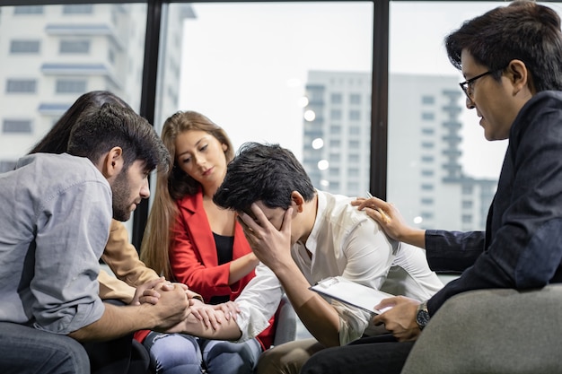 Concetto di salute mentale, gruppo di giovani problematici che parlano con un consulente di orientamento. Gruppo di seduta di terapia e conversazione. Diverse persone che parlano, aiutano e danno supporto.