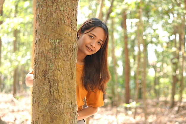 Concetto di salvare il mondo Donna asiatica che tocca un albero