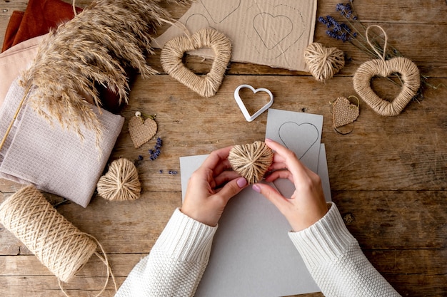 Concetto di San Valentino a rifiuti zero con tessuto per il pacchetto furoshiki