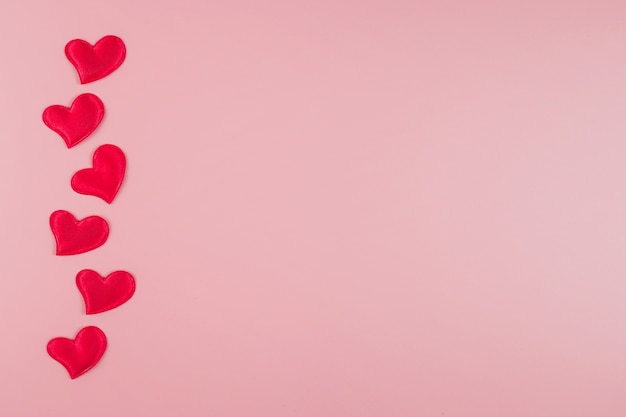 Concetto di San Valentino con cuori su uno sfondo rosa