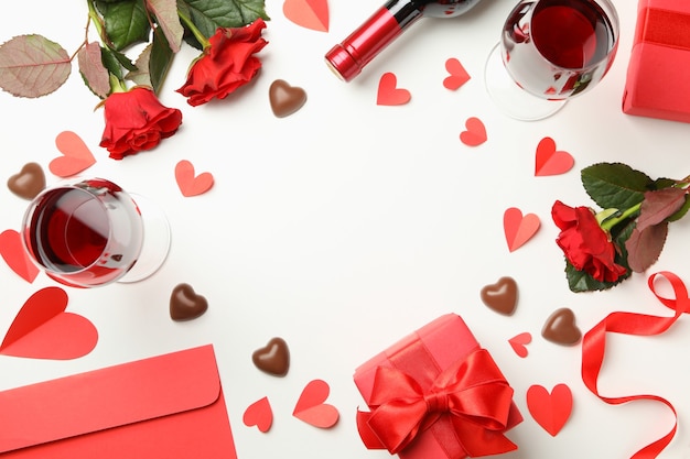 Concetto di San Valentino con diversi accessori su sfondo bianco