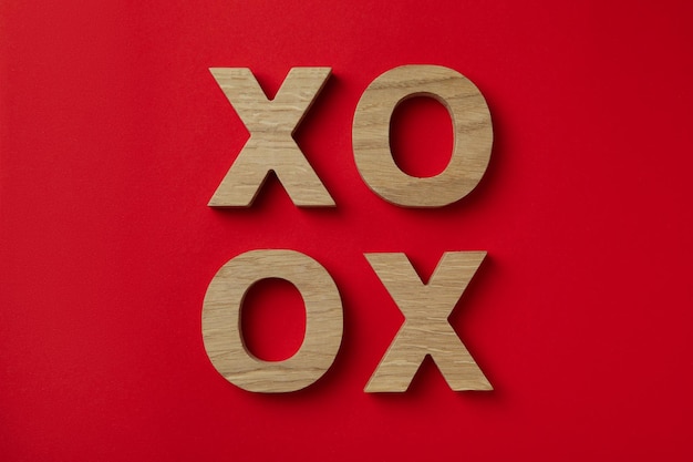 Concetto di San Valentino con lettere XO su sfondo rosso