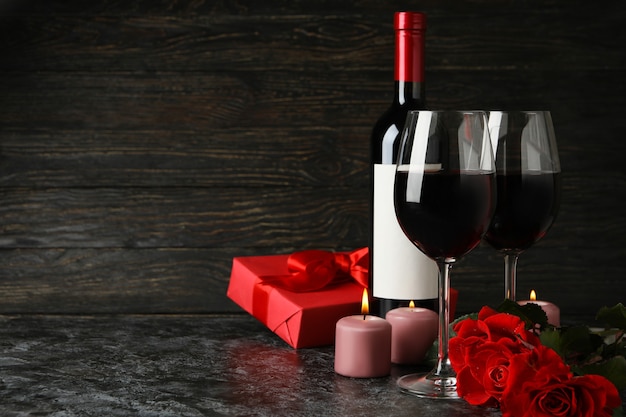 Concetto di San Valentino con rose e vino sul tavolo nero smokey