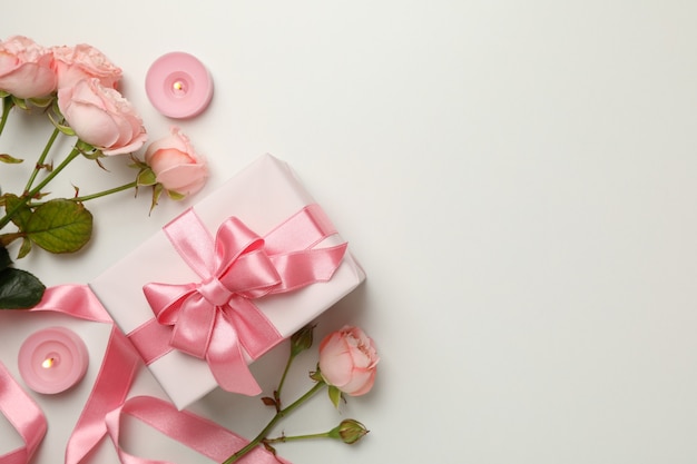 Concetto di San Valentino con rose, scatole regalo e candele su sfondo bianco