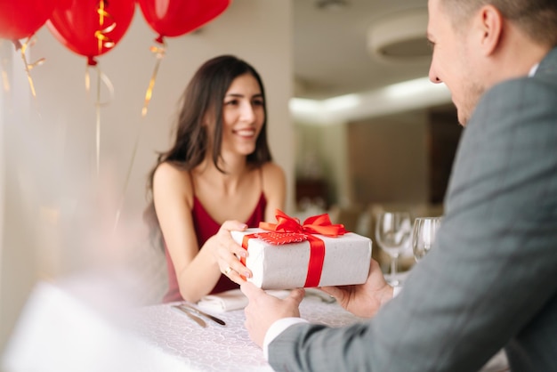 Concetto di San Valentino Coppia felice innamorata di Coppia che celebra il giorno di San Valentino nel ristorante