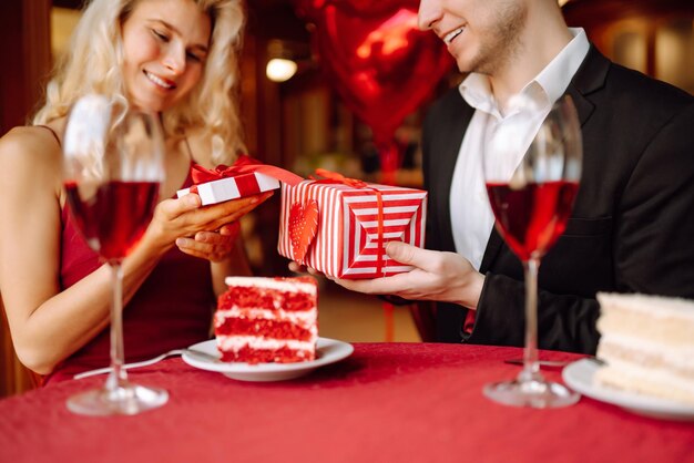 Concetto di San Valentino Scambio di doni Bella giovane coppia che celebra il giorno di San Valentino