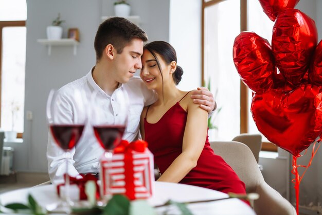 Concetto di San Valentino Una coppia di innamorati festeggia San Valentino nel ristorante
