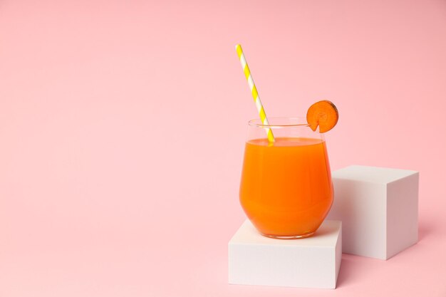 Concetto di sana alimentazione e dieta con succo di carota