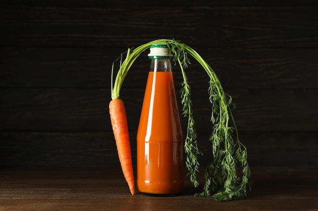 Concetto di sana alimentazione e dieta con succo di carota