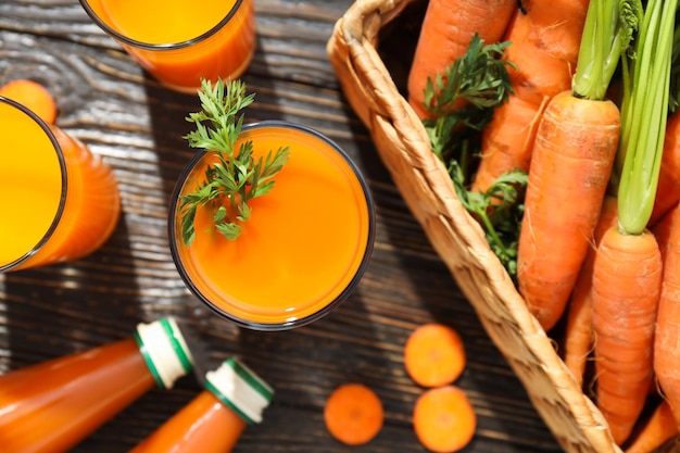 Concetto di sana alimentazione e dieta con succo di carota