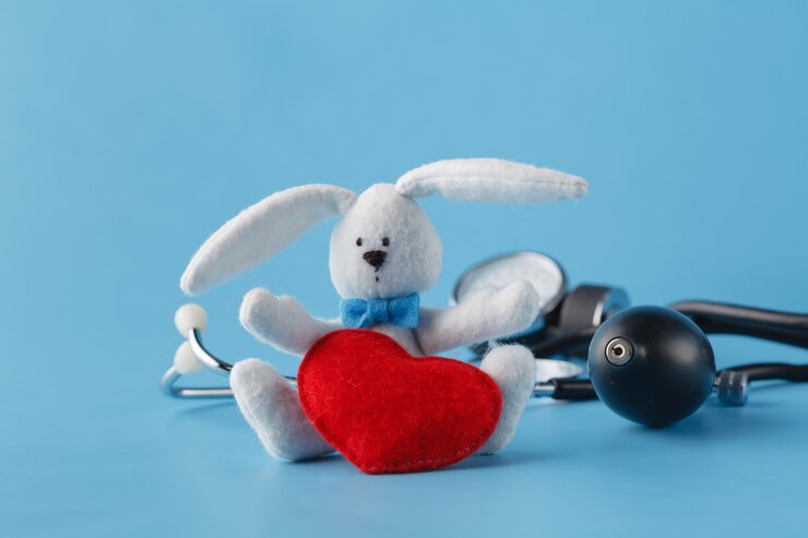 Concetto di sanità del cuore, thonometer e cuore del giocattolo sul blu