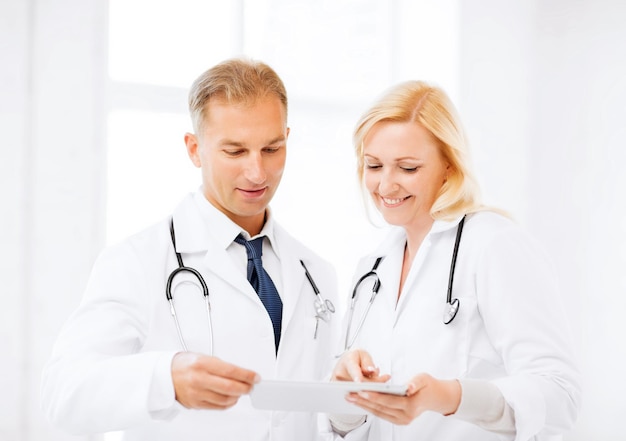 concetto di sanità e tecnologia - due medici che guardano un tablet pc