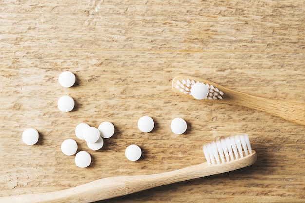 Concetto di scarto zero. Accessori di legno del bagno ecologico su fondo di legno