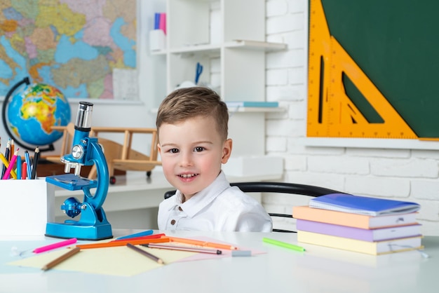 Concetto di scuola Bambino della scuola elementare con l'educazione del libro