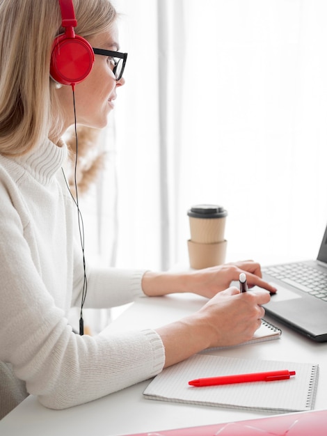 Concetto di scuola mattutina di corsi a distanza online