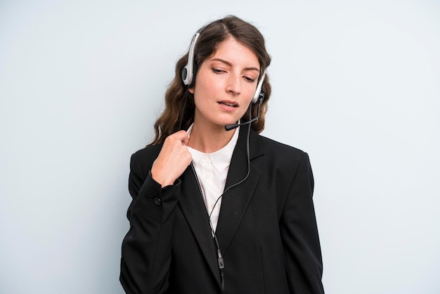 Concetto di servizio di telemarketing di donna adulta abbastanza giovane