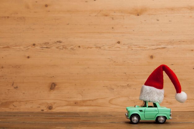 Concetto di sfondo di Natale Auto giocattolo con un cappello da Babbo Natale