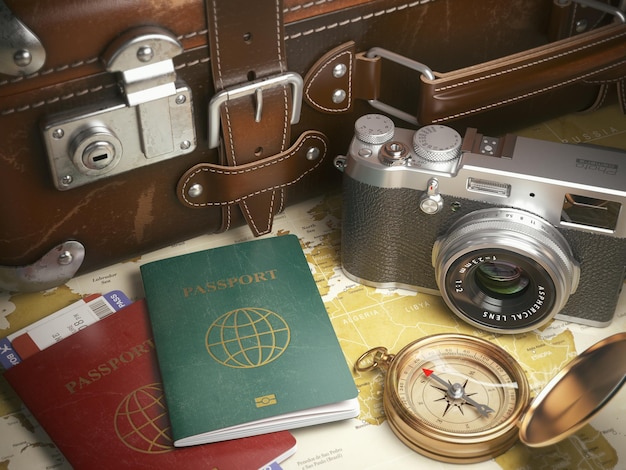 Concetto di sfondo di viaggio o turismo Vecchi passaporti per valigie con carta d'imbarco fotocamera vintage campass sulla mappa