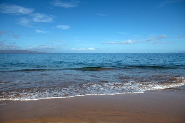 Concetto di sfondo per le vacanze estive di viaggio in spiaggia con la scena tropicale del cielo soleggiato delle vacanze su s...