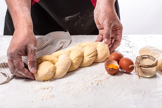 Concetto di Shabbat o Shabath. panettiere che produce pane ebraico tradizionale challah